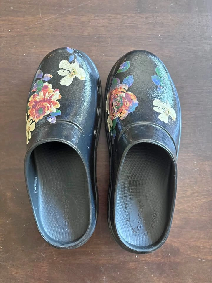 OOFOS Limited Clogs Size 7 Women