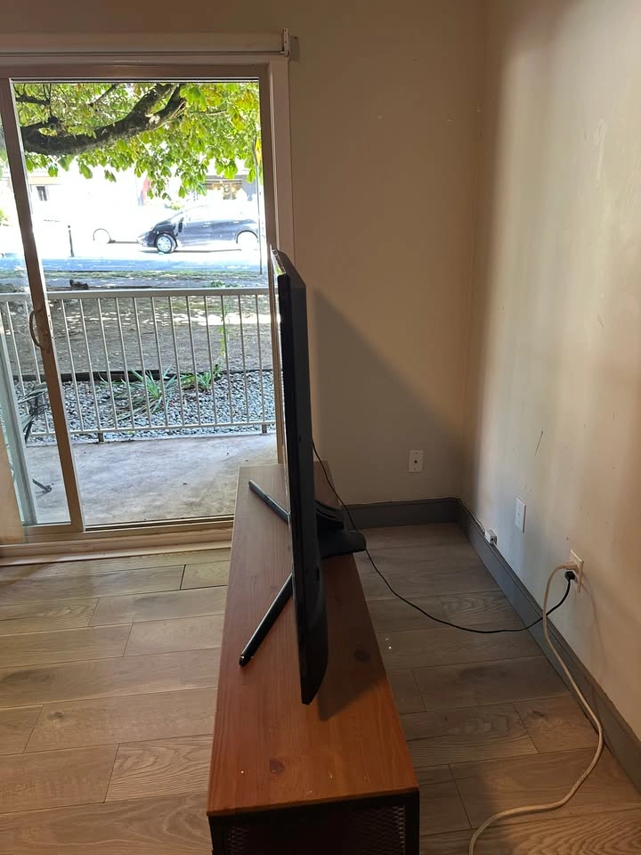 60" Samsung 4K Smart TV (4K UHD) with Remote $200 OBO - photo 2