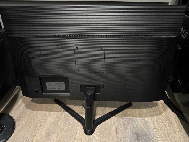 Samsung 27" IPS Bezel-less Monitor - photo 4