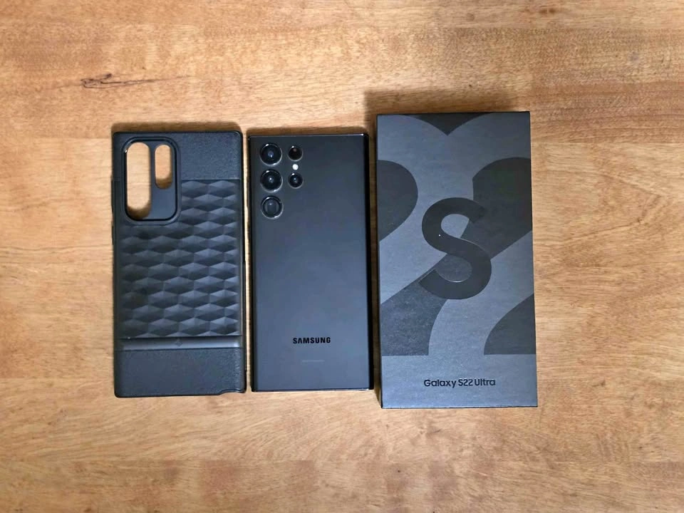 Samsung Galaxy S22 Ultra 5G – Phantom Black (Unlocked) – w/ Box