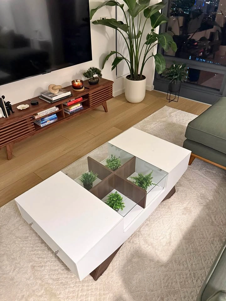 Large and beautiful coffee table