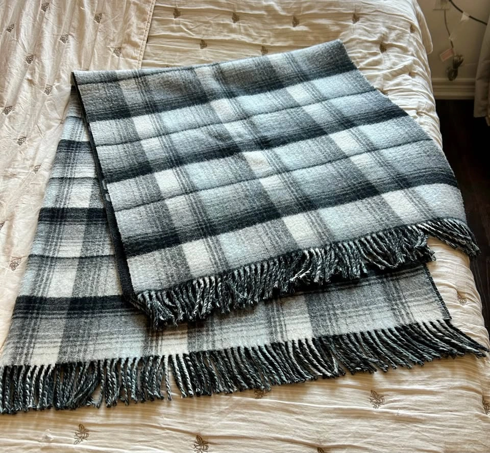 Authentic GUCCI Reversible GG Wool Oversized Shawl/Cape - photo 3
