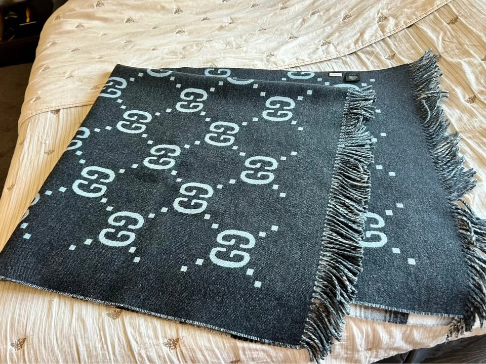Authentic GUCCI Reversible GG Wool Oversized Shawl/Cape - photo 4