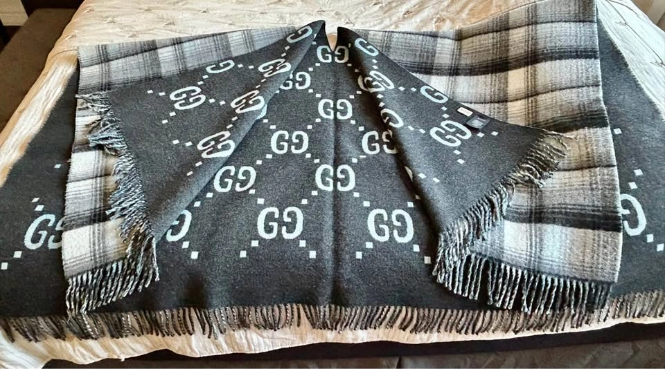 Authentic GUCCI Reversible GG Wool Oversized Shawl/Cape - photo 5