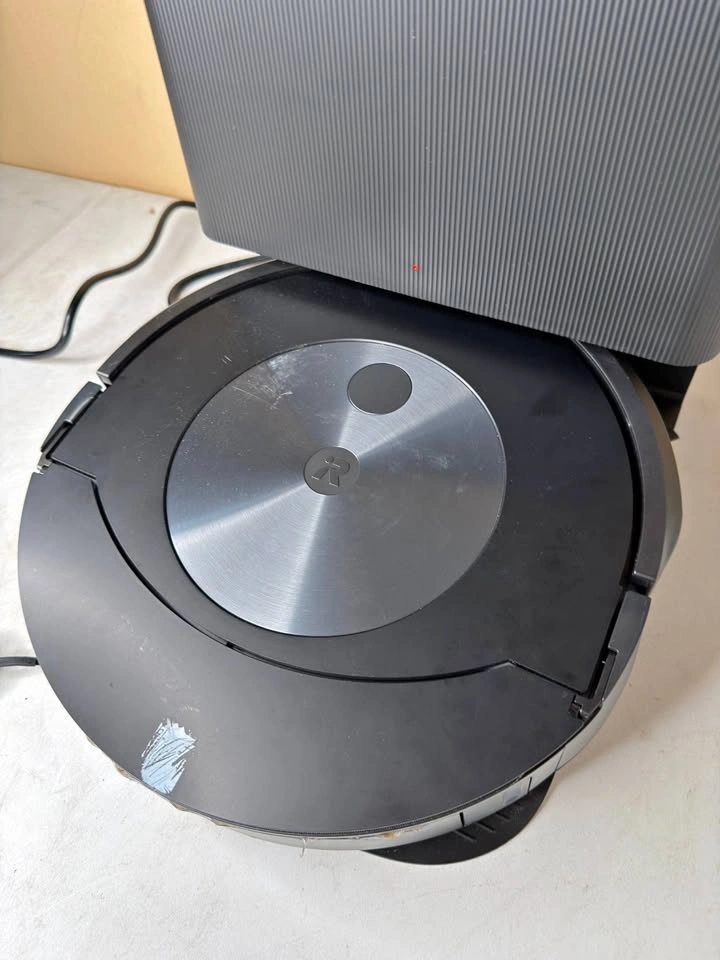 iRobot Roomba Combo j7+ Robot Vacuum & Mop – Self-Emptying