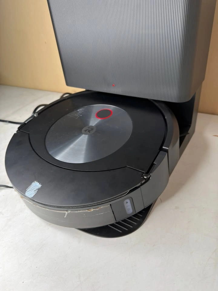 iRobot Roomba Combo j7+ Robot Vacuum & Mop – Self-Emptying - photo 4