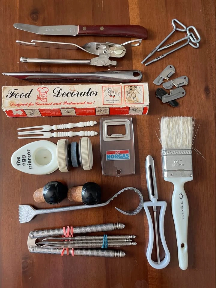 22pc Ultimate Vintage Kitchenware & Gadget Estate Lot - photo 2