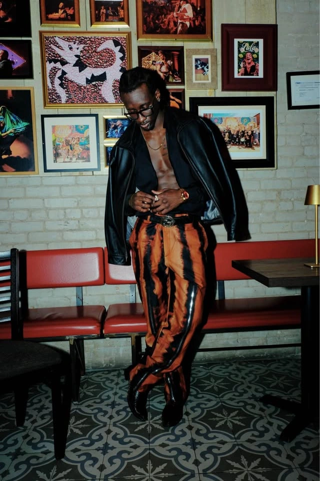 Orange and black pants with zipper design - photo 4