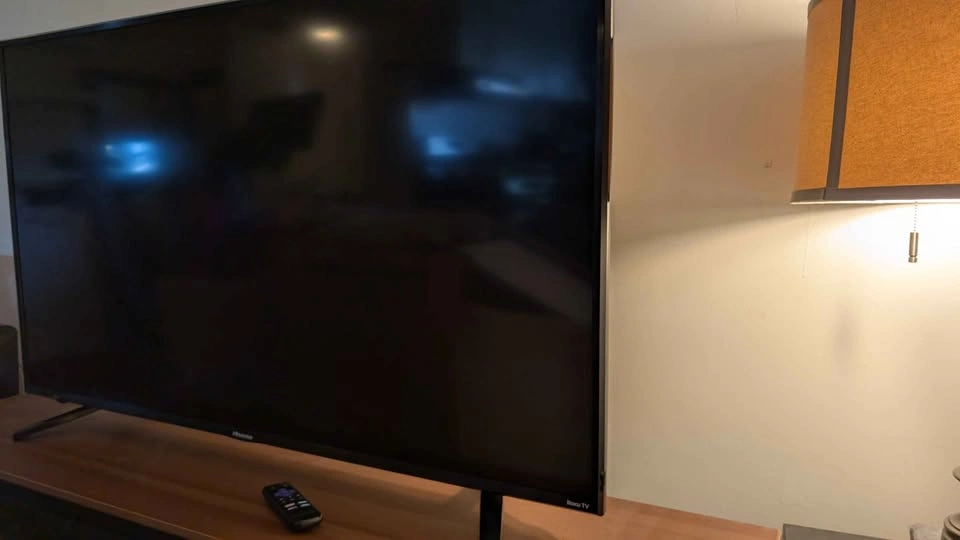 50-inch Hisense 4K UHD Roku Smart TV - photo 3