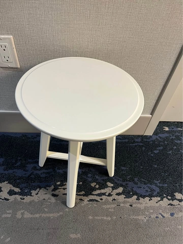 White Round Wooden Side Table - photo 3