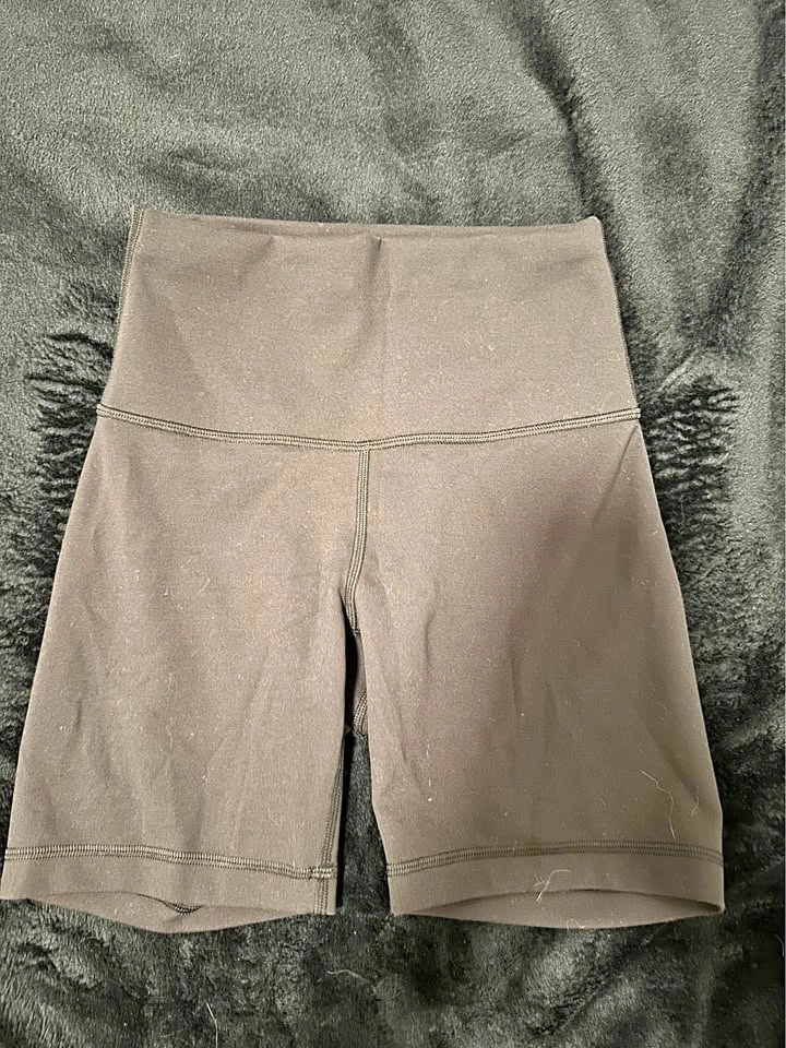 Lululemon Wunder Train High-Rise 6” shorts