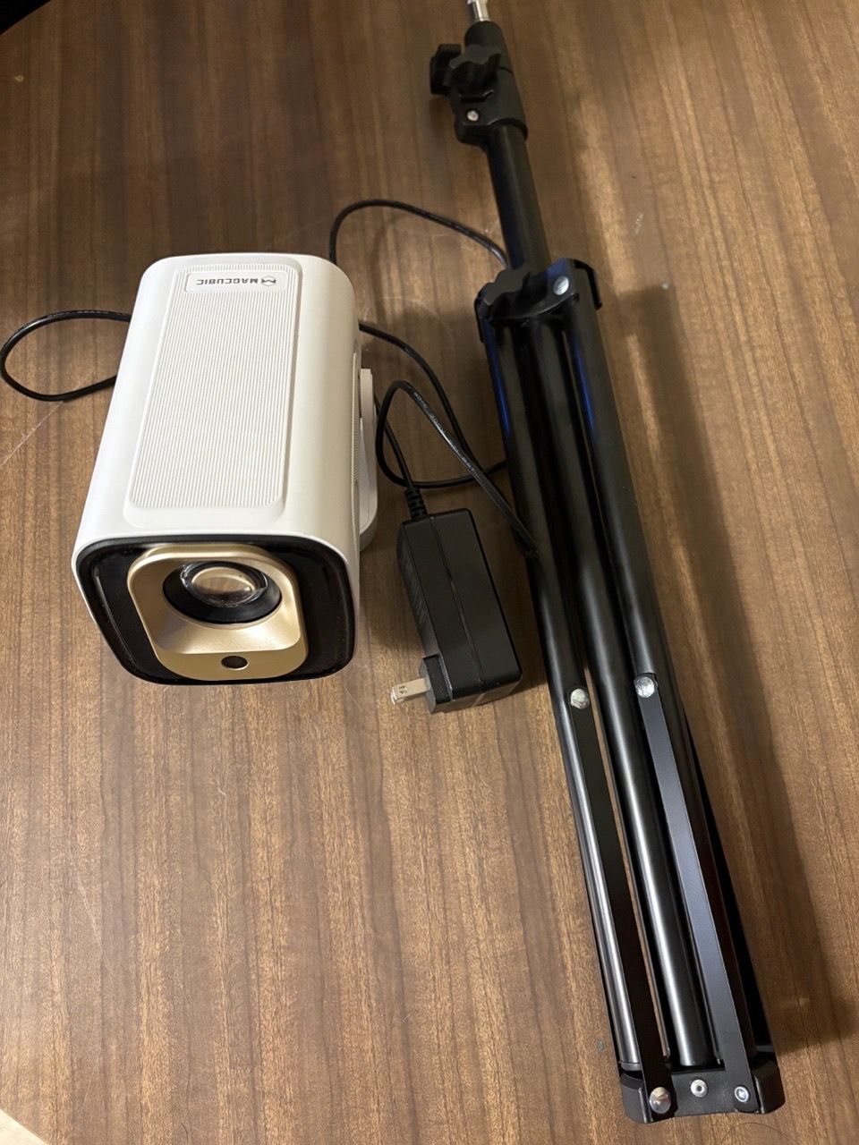 Magcubic Smart Projector with Tripod