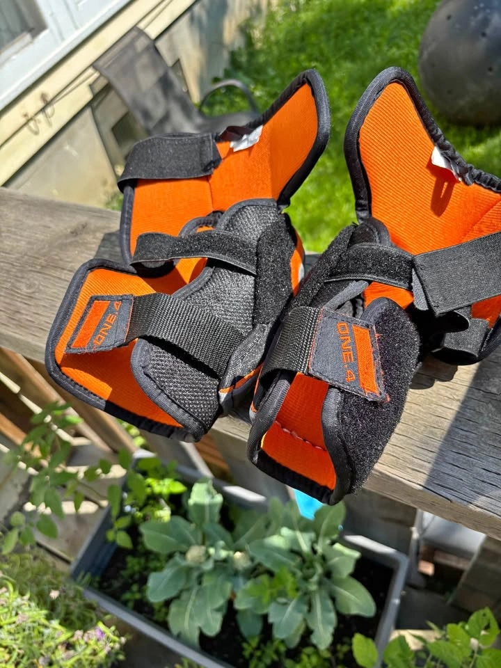 Junior Large Elbow Pads for hockey