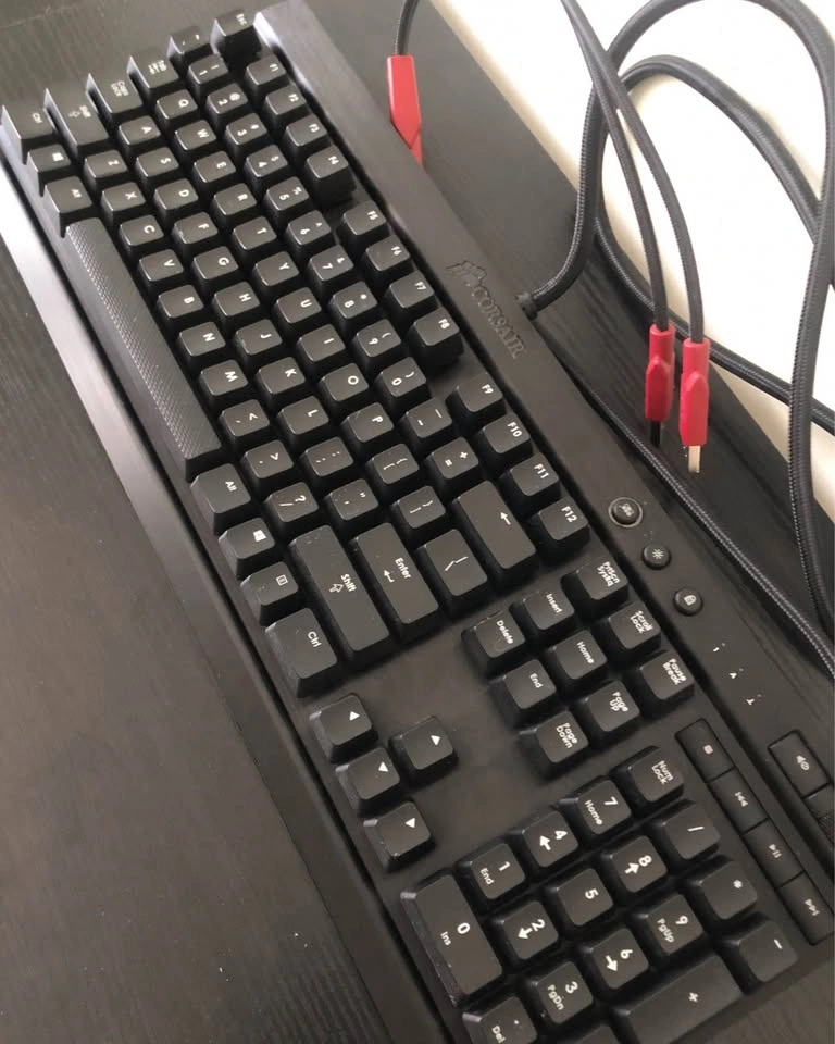 Corsair Vengeance K70 Mechanical Gaming Keyboard - Cherry Red - photo 2