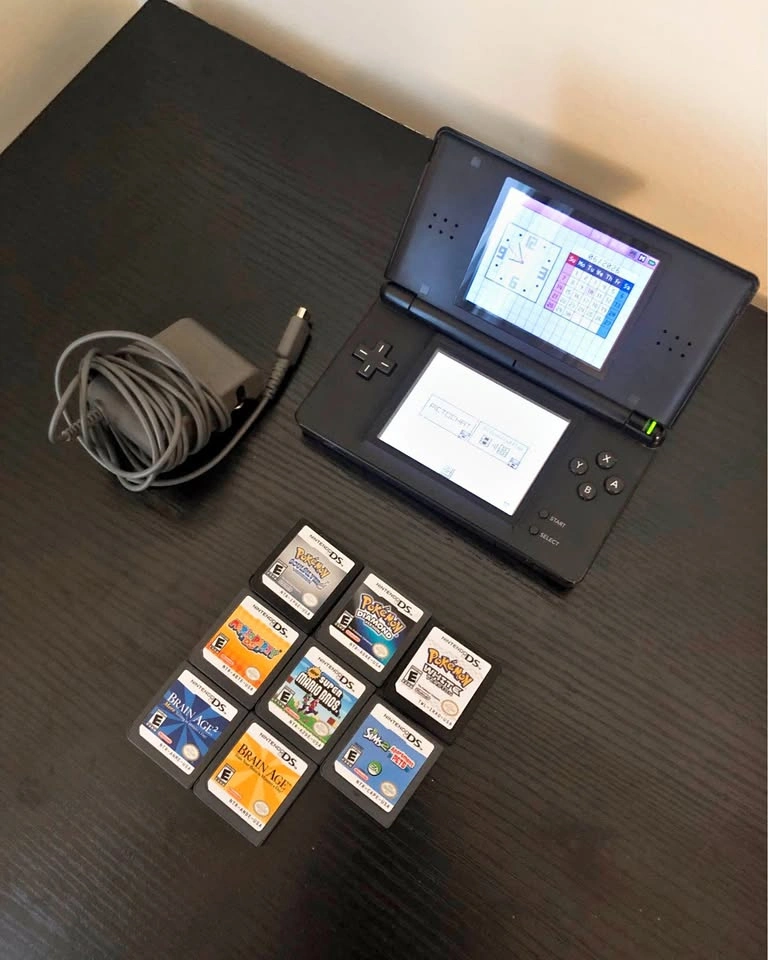 Nintendo DS Lite Bundle (Onyx Black) + 8 Games