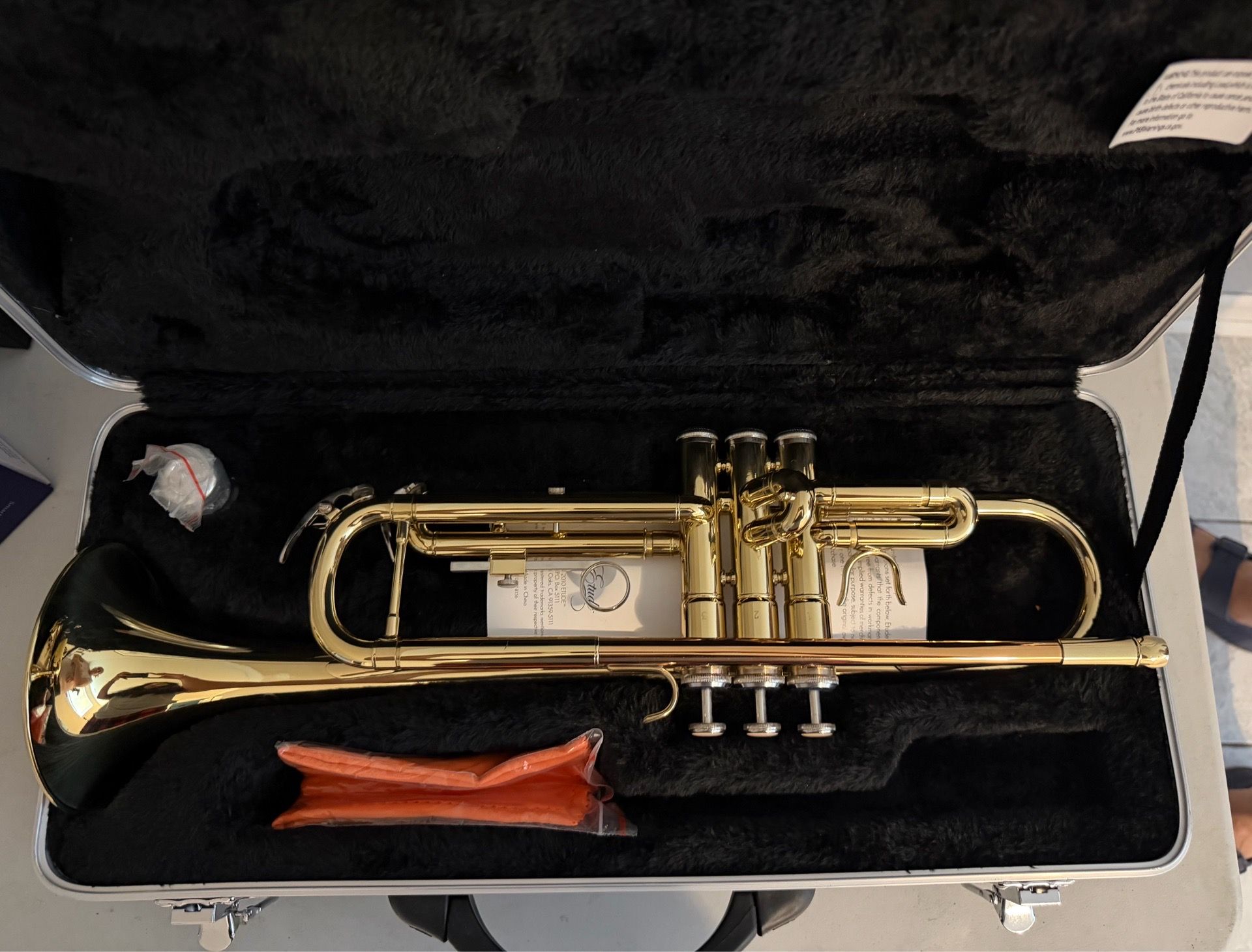 Gold-colored Bb trumpet with hardshell case - photo 2