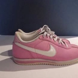 Pink Nike Sneakers (US 5)