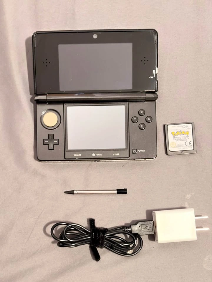 3DS (Original box is NOT included) with Pokémon White + Moon