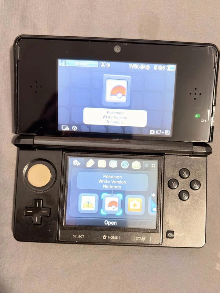 3DS (Original box is NOT included) with Pokémon White + Moon - photo 2