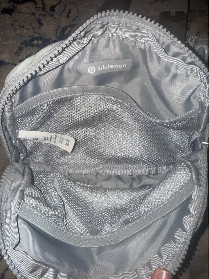Lululemon Everywhere Belt Bag - photo 2