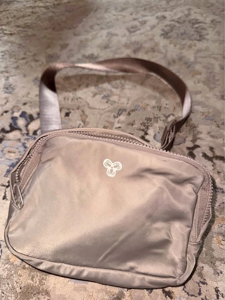 TNA On the Way Belt Bag