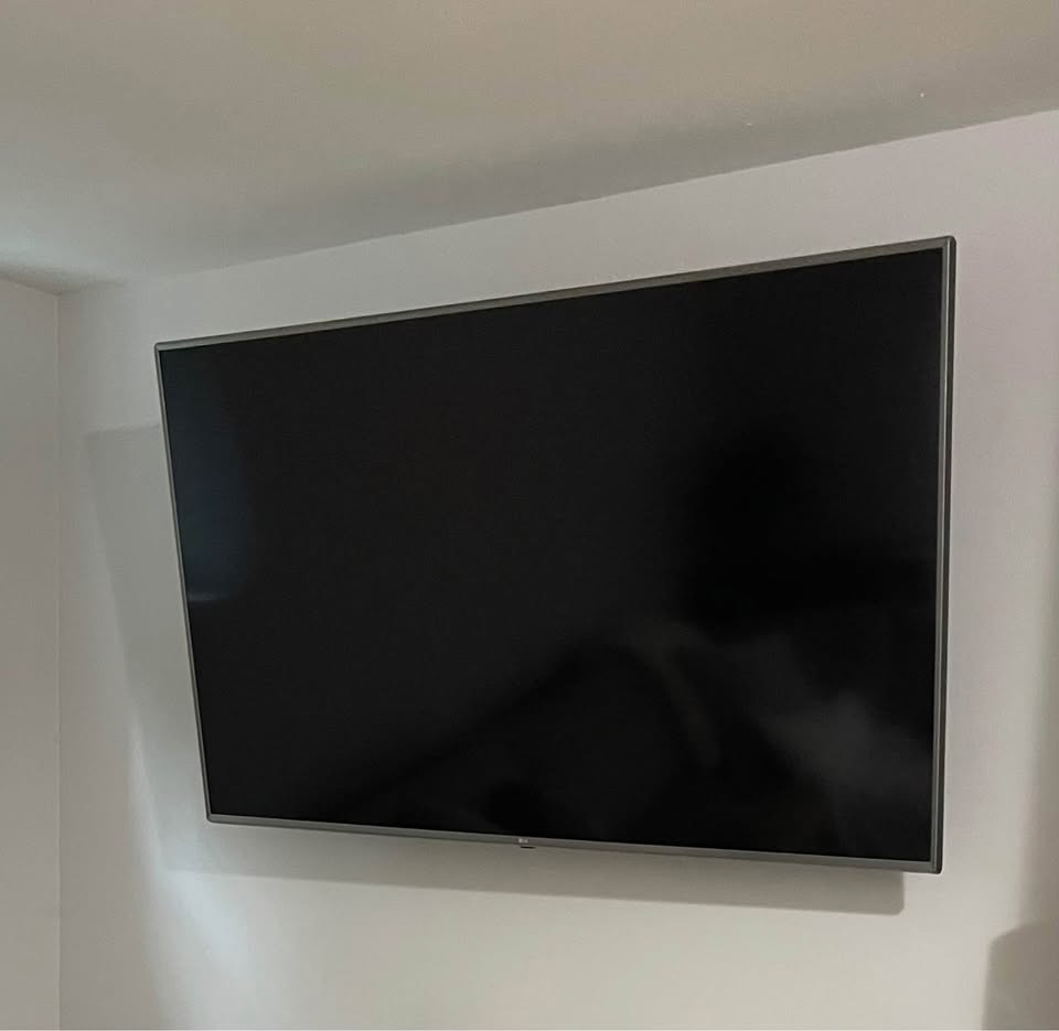 LG 70" 4K Smart TV + Wall Mount Kit, Cat5e - photo 2