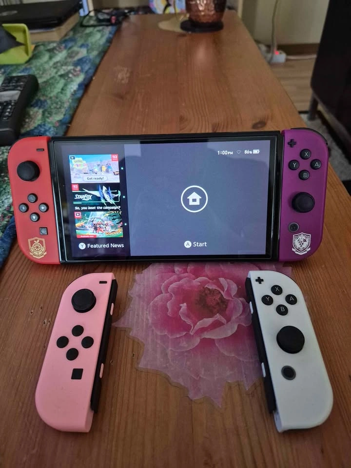 Nintendo Switch OLED - photo 2