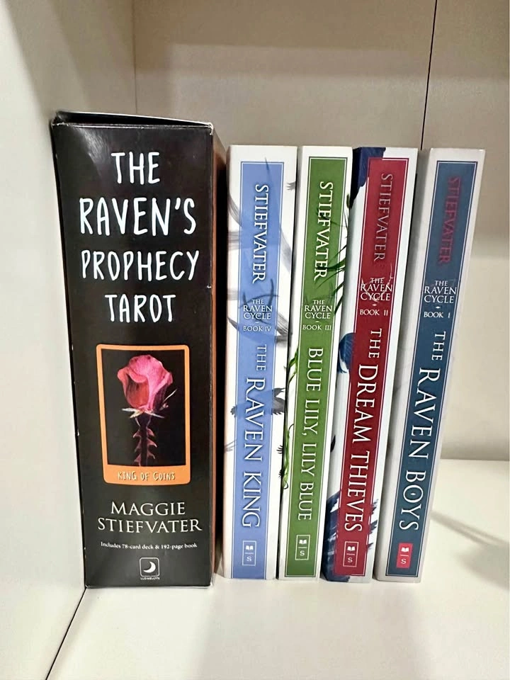 The Raven Boys series (Paperback) + Tarot set by Maggie Stiefvat