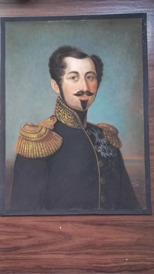 Antique-Style Framed Portrait - photo 2