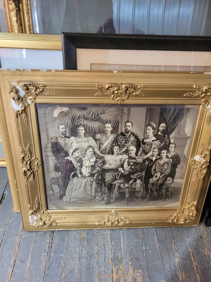 Antique-Style Framed Portrait - photo 3