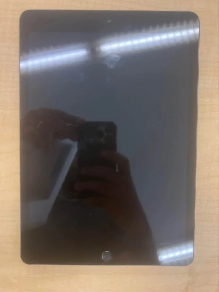 Apple iPad 8th Generation - photo 2