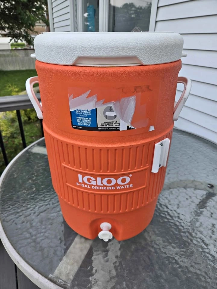 Igloo 5 Gallon Water Jug Beverage Dispenser