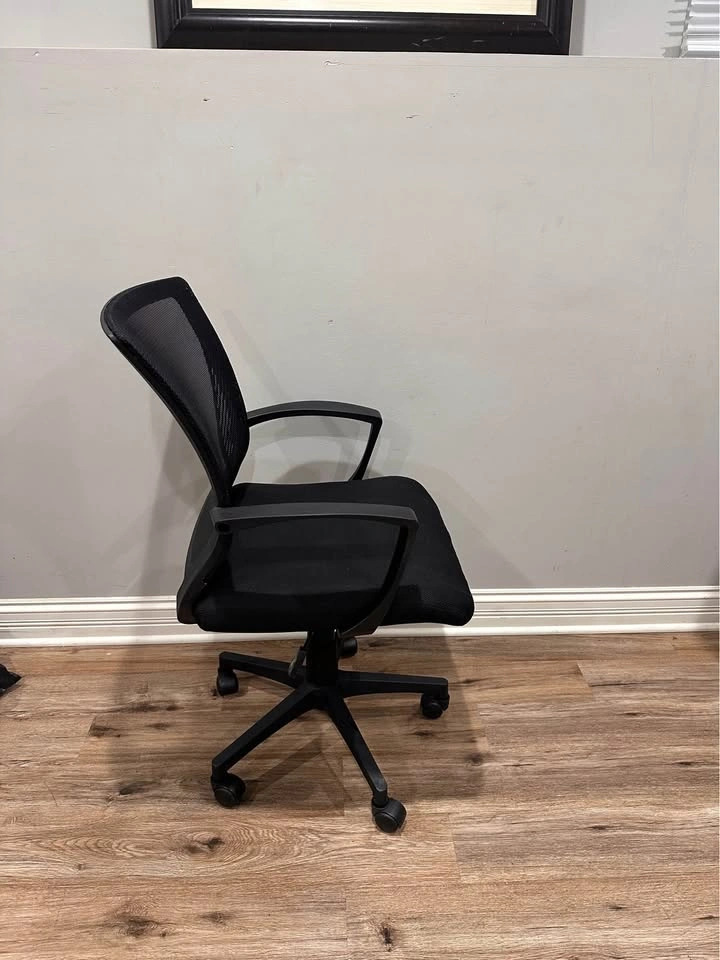 Black Mesh Office Chair - photo 2