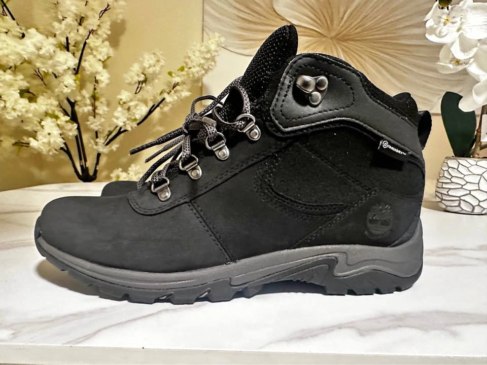 Womens Timberland Mid Waterproof Hiking Boots size 8 never worn