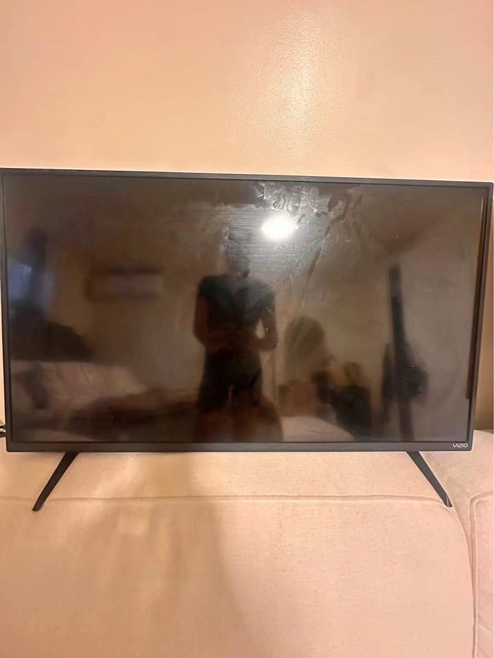Vizio D40f-J09 40-inch Smart TV with remote for sale