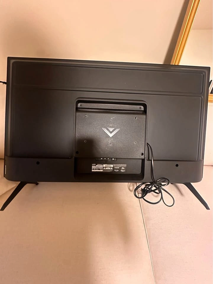 Vizio D40f-J09 40-inch Smart TV with remote for sale - photo 2