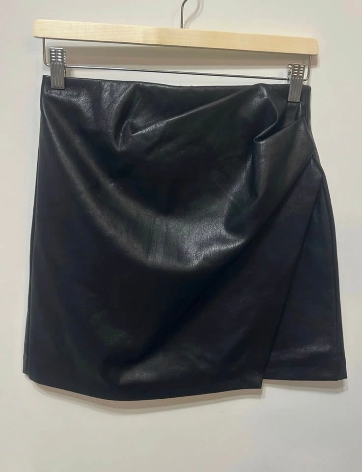 Aritzia Wilfred Angie Skirt, Black Faux Leather, Size 2 - photo 2