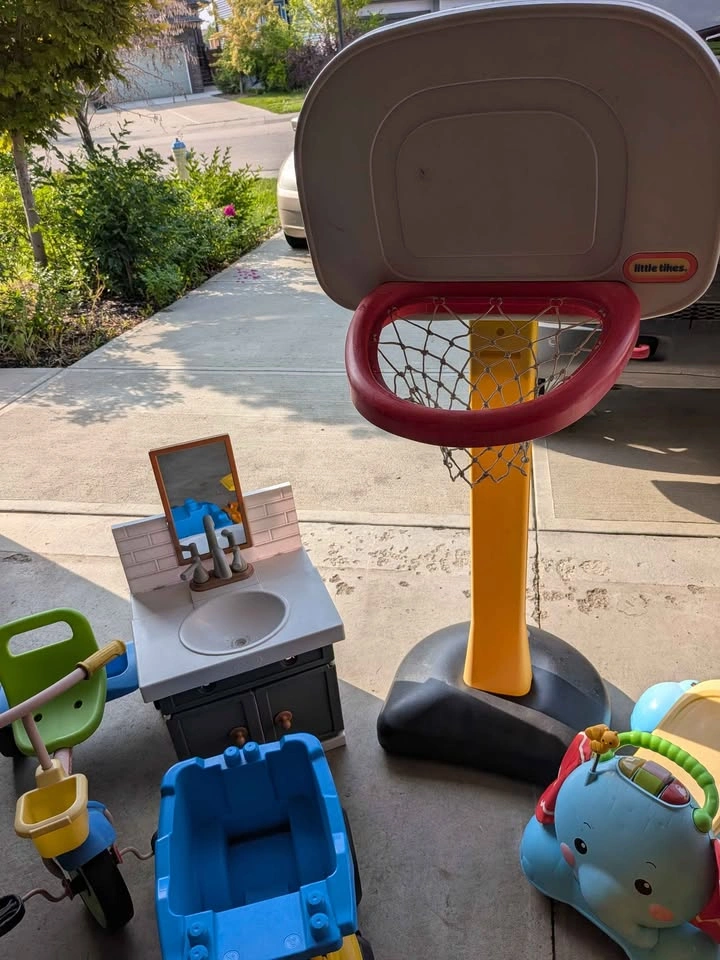 Toddler Outdoor Toy Bundle – Basketball Hoop, Play Sink, Ride-On - photo 4