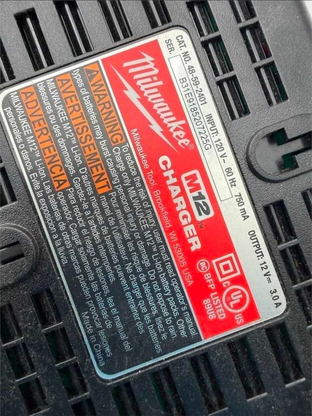 Milwaukee M12 Charger - photo 2
