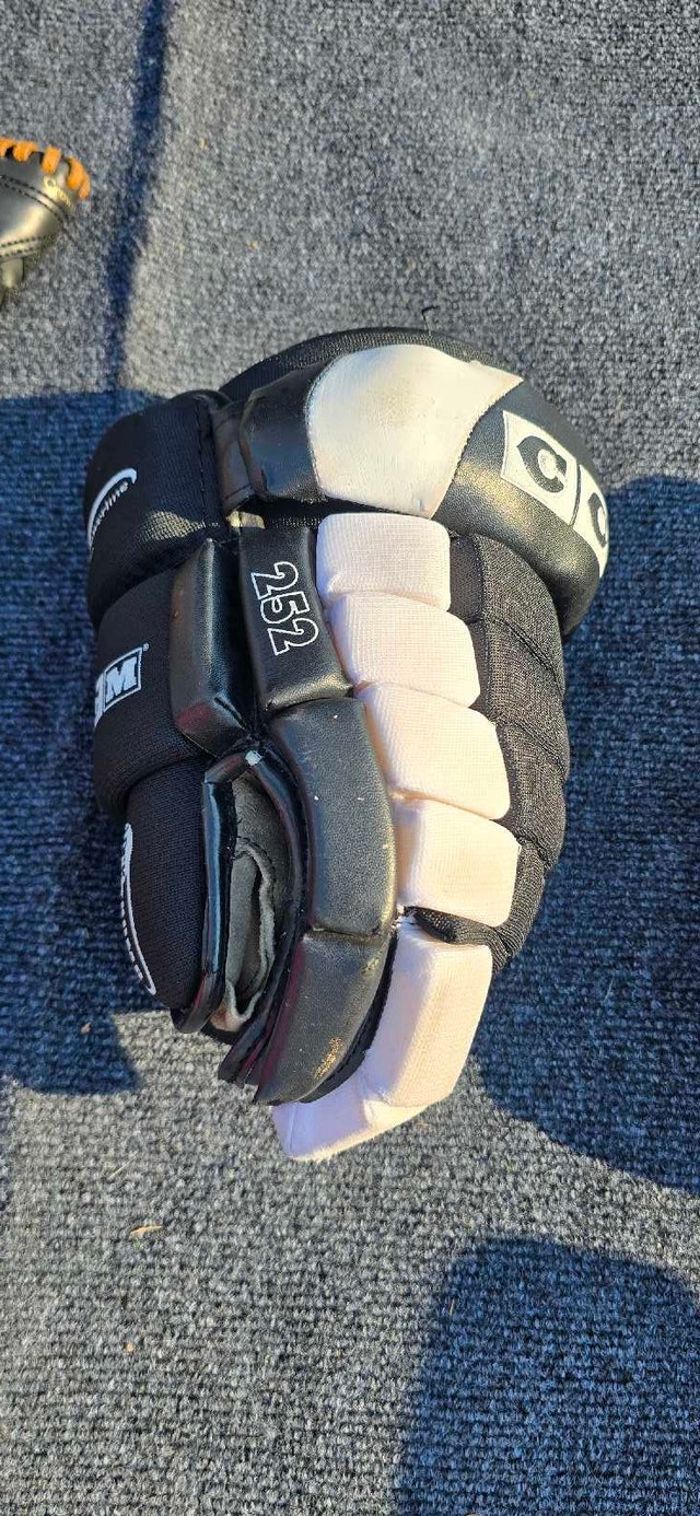 CCM 252 Hockey Gloves