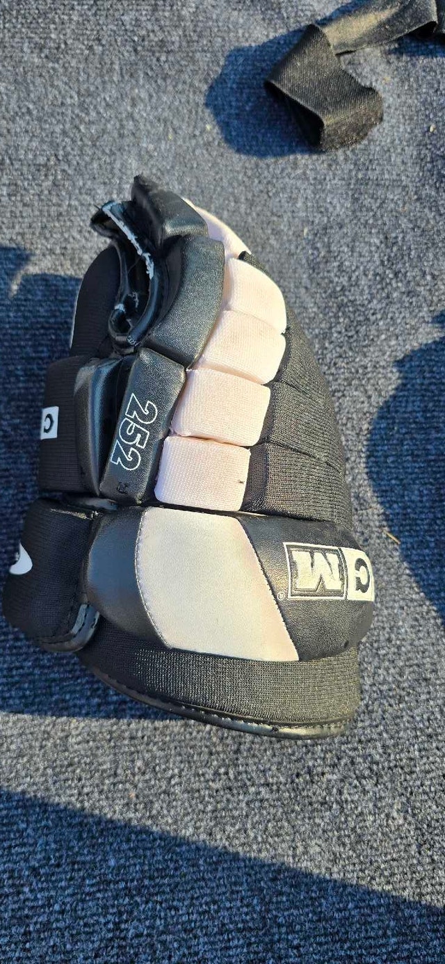 CCM 252 Hockey Gloves - photo 2