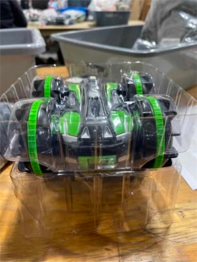 Remote Control Amphibious Stunt Car (Green)
