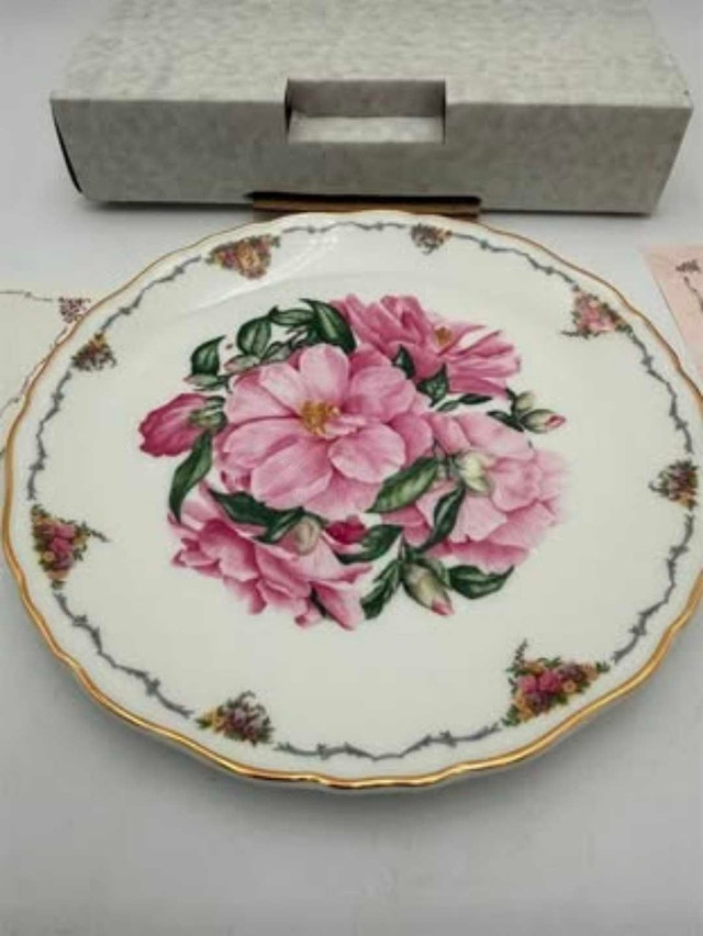 Royal Albert Camellia Collector Plate - photo 2