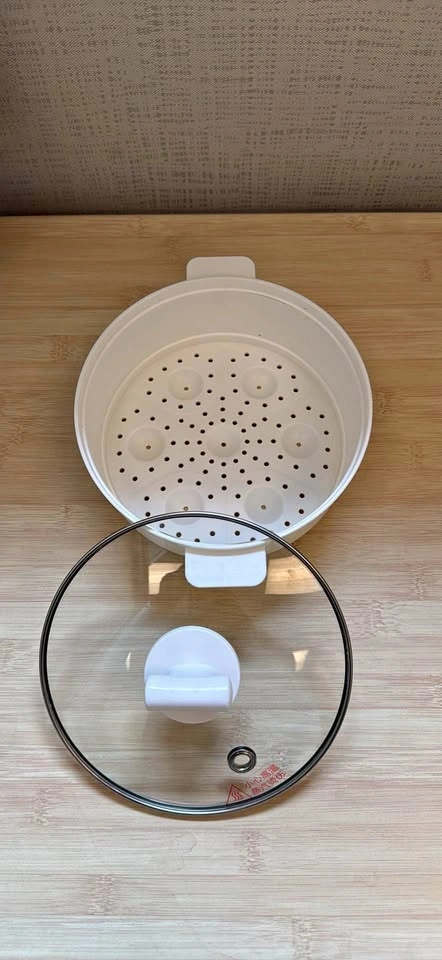 White Plastic Food Steamer with Glass Lid