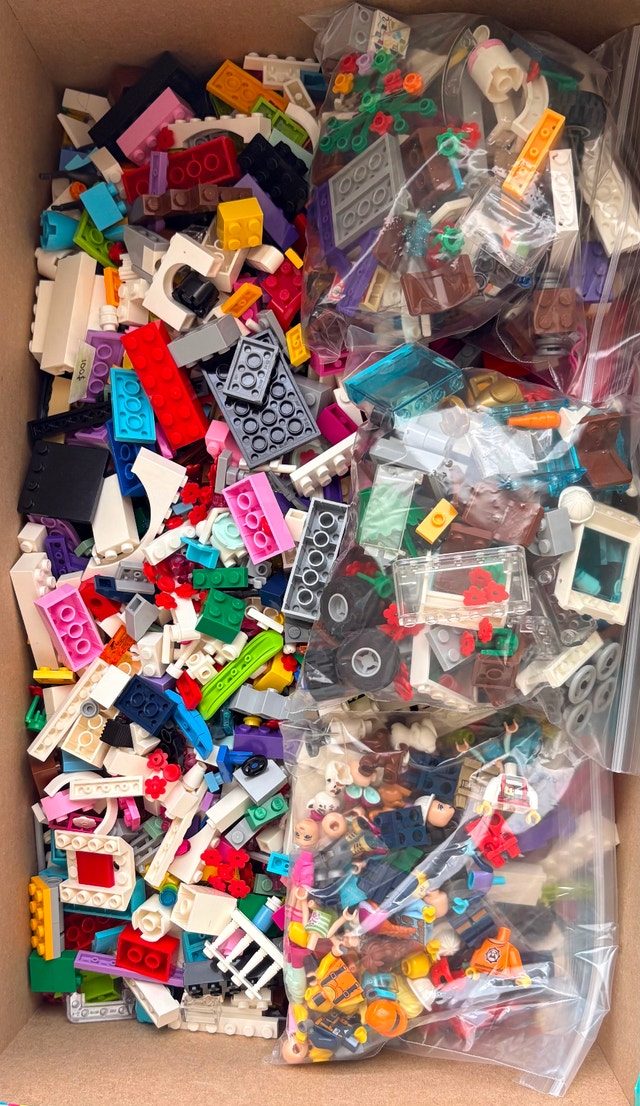 Lego and Lego Friends mixed box: includes accessories and people