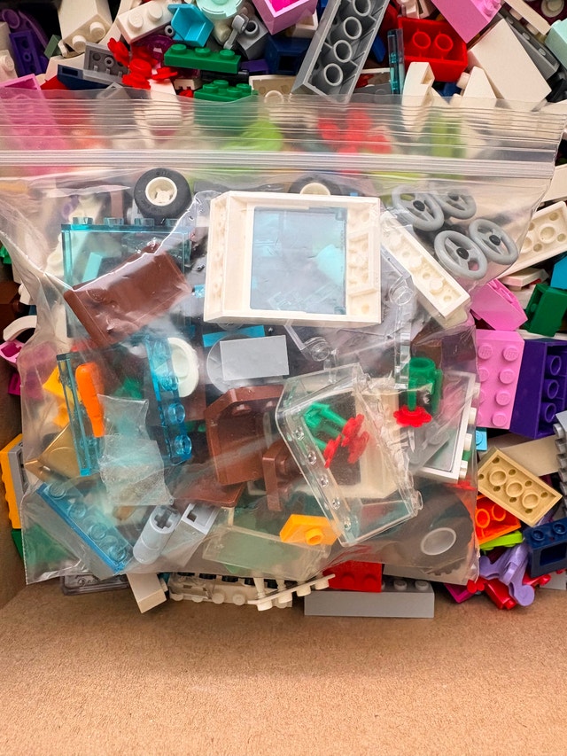 Lego and Lego Friends mixed box: includes accessories and people - photo 3