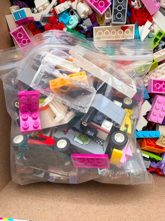 Lego and Lego Friends mixed box: includes accessories and people - photo 4