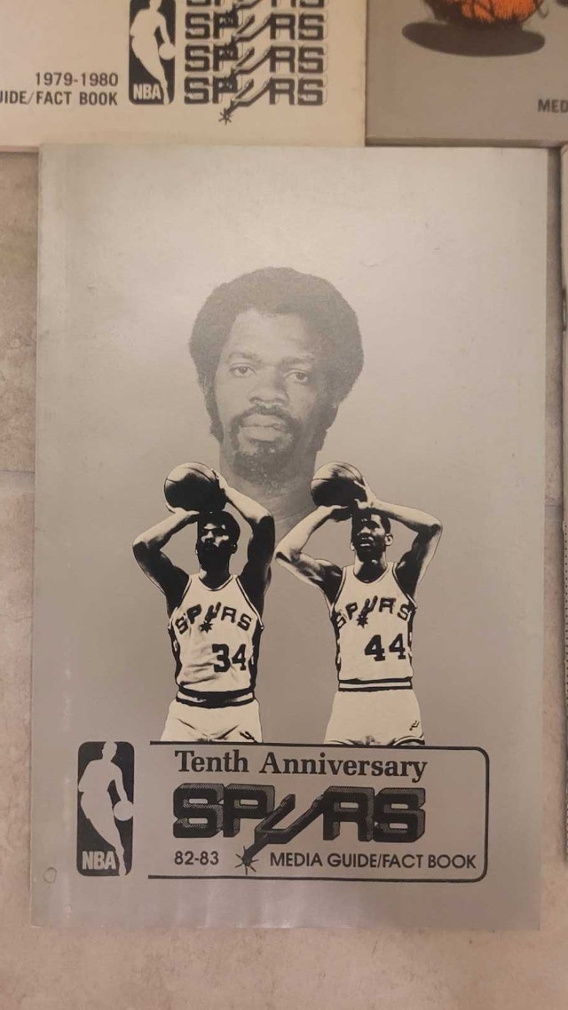 San Antonio Spurs NBA vintage media guides - photo 2