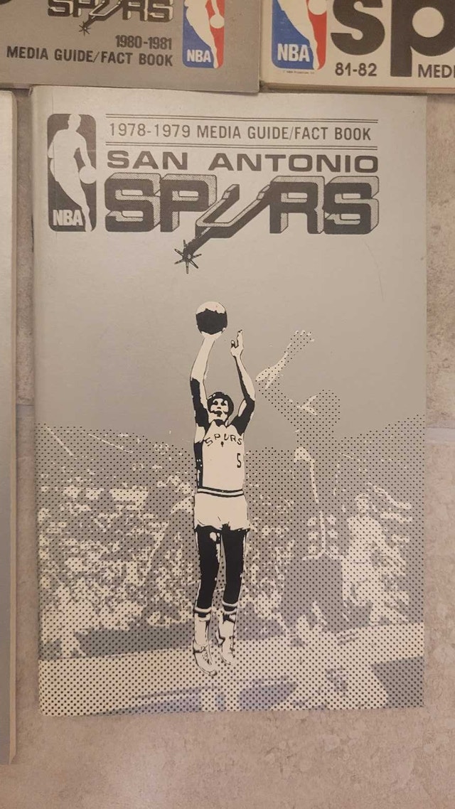 San Antonio Spurs NBA vintage media guides - photo 3