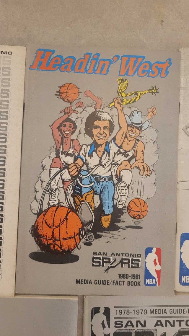 San Antonio Spurs NBA vintage media guides - photo 5